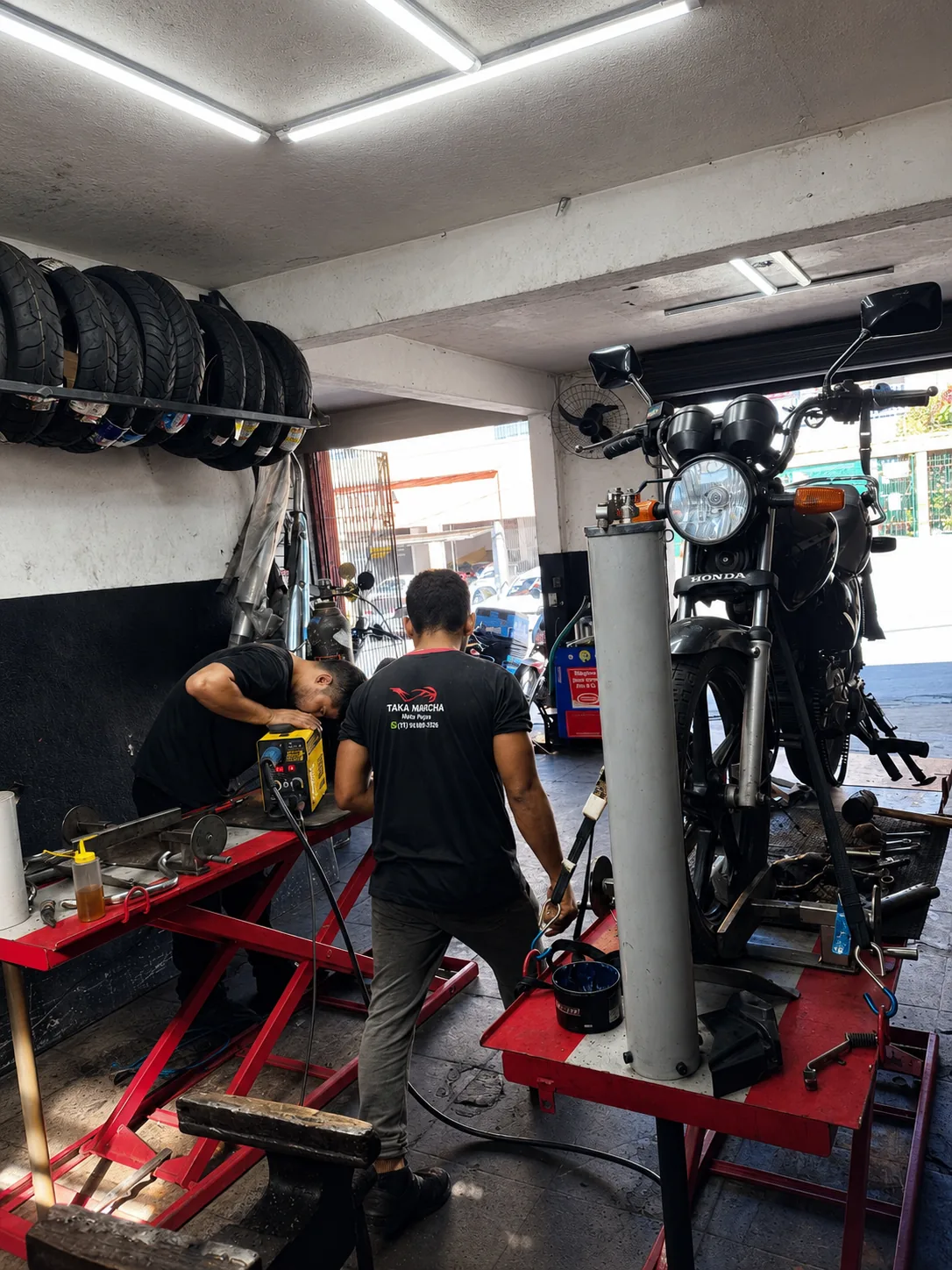Equipe realizando manutenção de motocicletas na oficina Taka Marcha