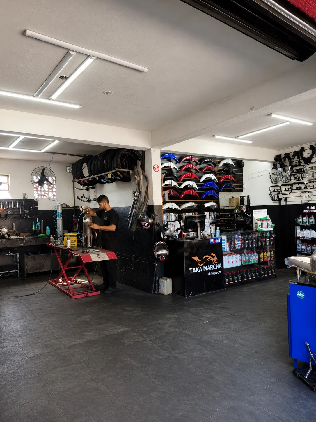 Interior da oficina de motos Taka Marcha no Parque Brasil, Grajaú